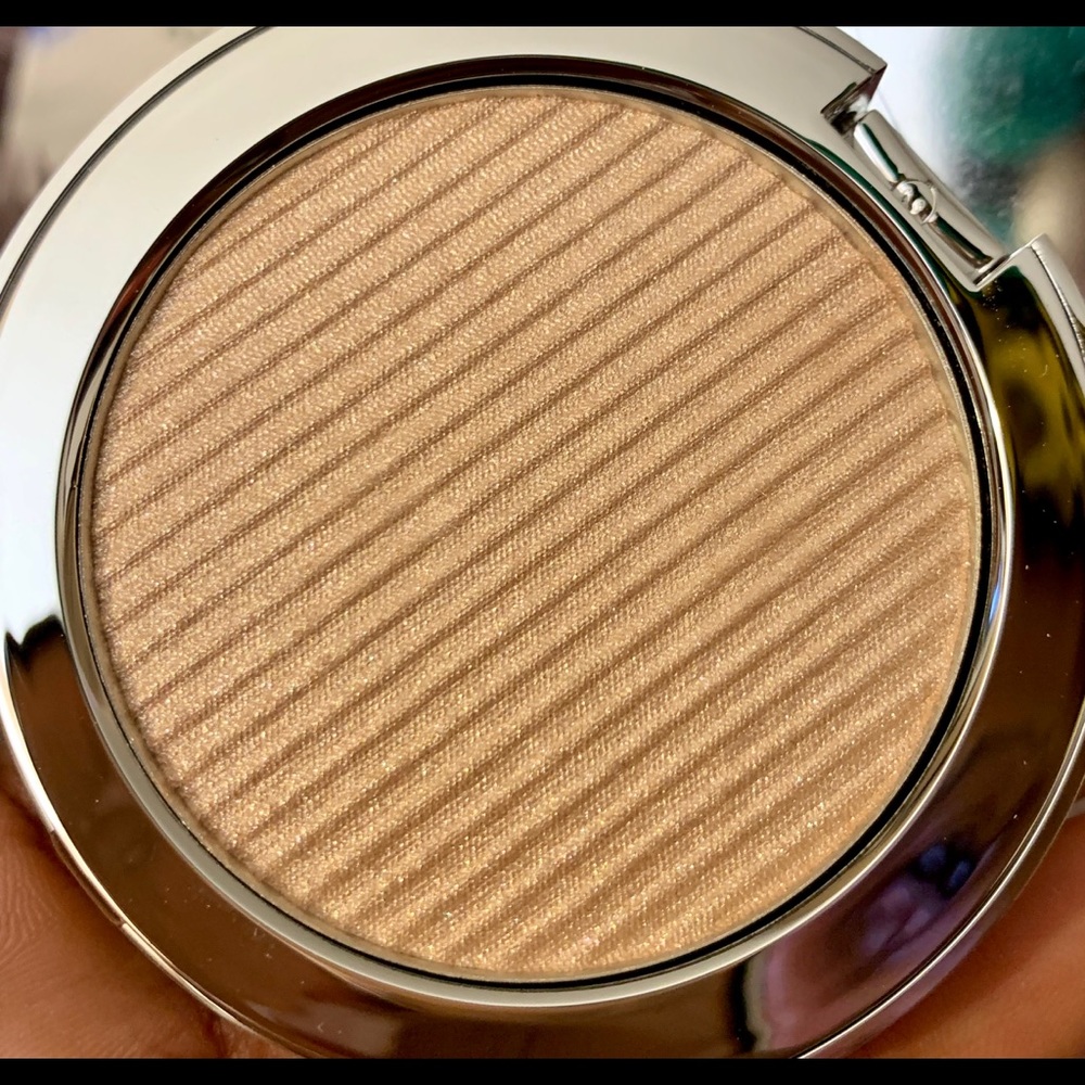 Estée Edit: Flash Illuminator Fluid Powder